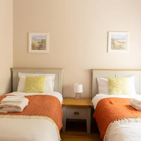 4br With Stunning Harbour Views In The Heart Of Kllybegs *